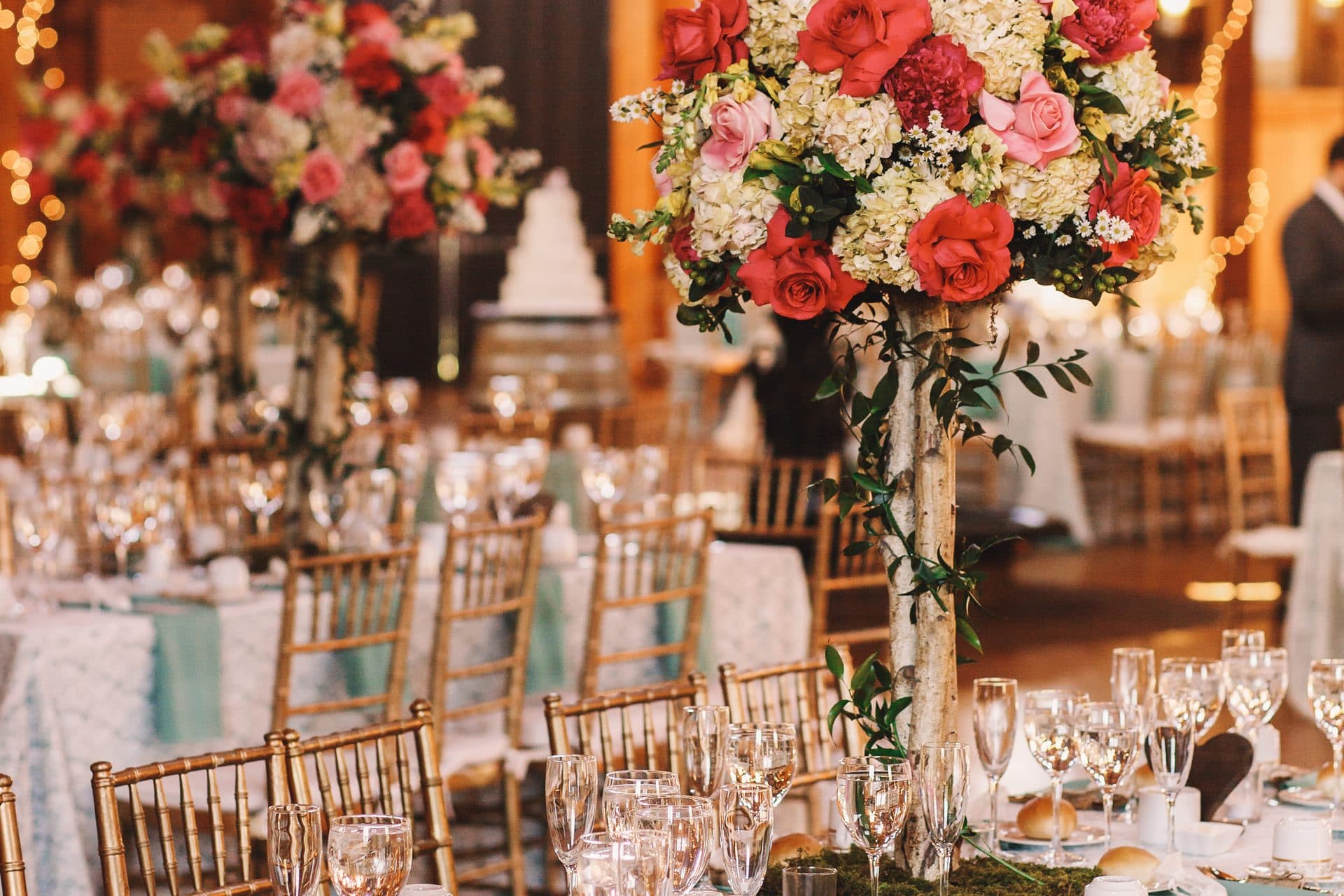 Hochzeit mit Lichterketten und Blumenarrangements